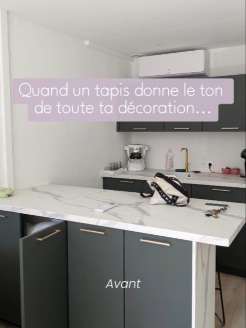 Transformer un studio à partir d’un tapis : défi accepté 💜
Ma cliente souhaitait donner de la personnalité à son studio tout en conservant un environnement suffisamment neutre pour accueillir ses clientes et analyser leur colorimétrie sans fausser les teintes et les nuances 👌
Il fallait donc trouver le bon équilibre entre couleur, douceur et neutralité dans cet aménagement
Et le tapis dans tout ça ??
Elle l’avait repéré depuis un moment et voulait en faire la pièce forte de sa décoration
J’ai donc choisi de reprendre sa couleur par touches sur les murs, tout en travaillant les couleurs complémentaires, l'éclairage et les matières pour créer une ambiance chaleureuse et cosy :
👉 voilages légers pour laisser passer la lumière
👉 points lumineux multiples pour un élairage indirect
👉 textures douces pour accompagner le tout
Un projet de décoration intérieure pensé pour allier esthétique et contraintes professionnelles dans un petit espace
Alors, que pensez-vous de cet avant / après ? 👀
Je vous partagerai très bientôt les petites astuces déco utilisées dans ce studio 🥰