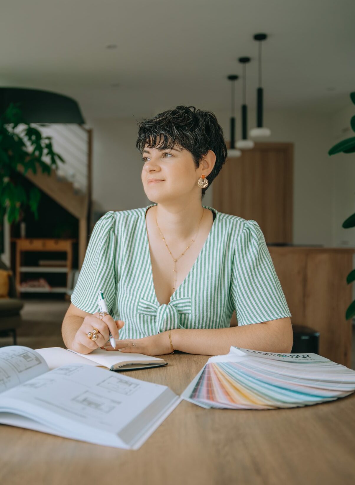 Portrait de Laurie Deloge décoratrice d'intérieur autour de Mâcon
