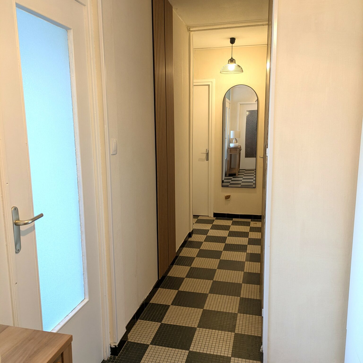 Couloir entrée modernisé après relooking sans travaux