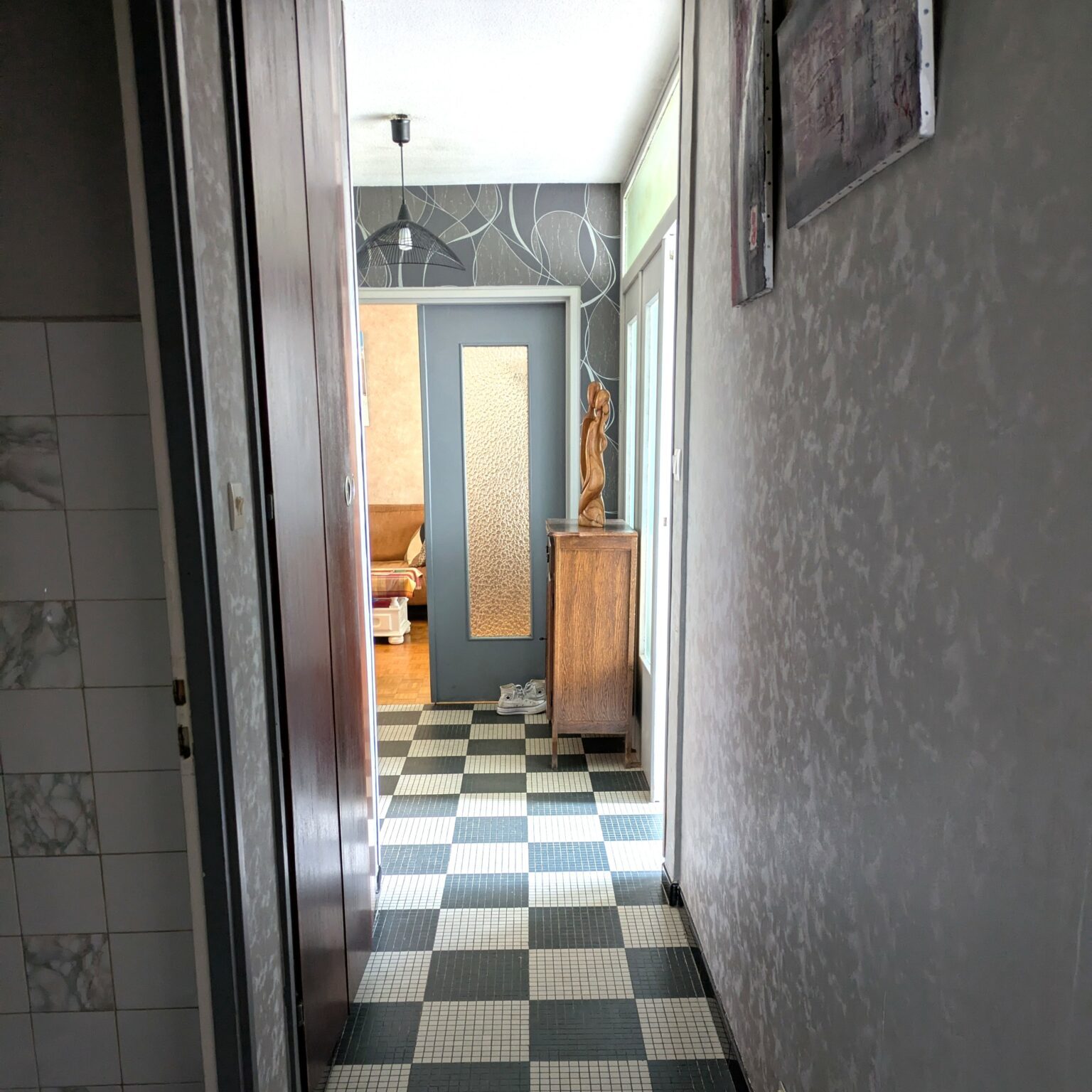 Avant rénovation entrée avec murs foncés