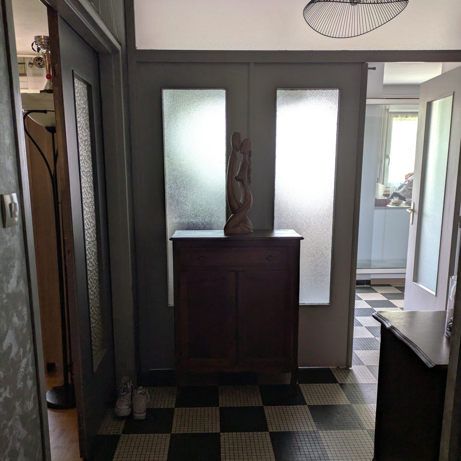 Avant rénovation entrée sombre avec carrelage damier