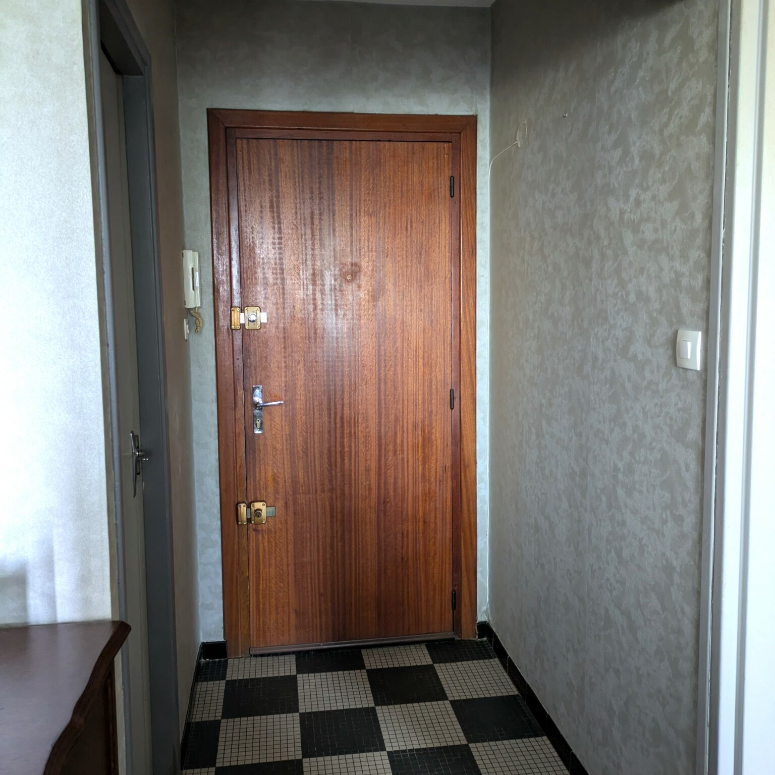 Avant relooking porte d’entrée ancienne