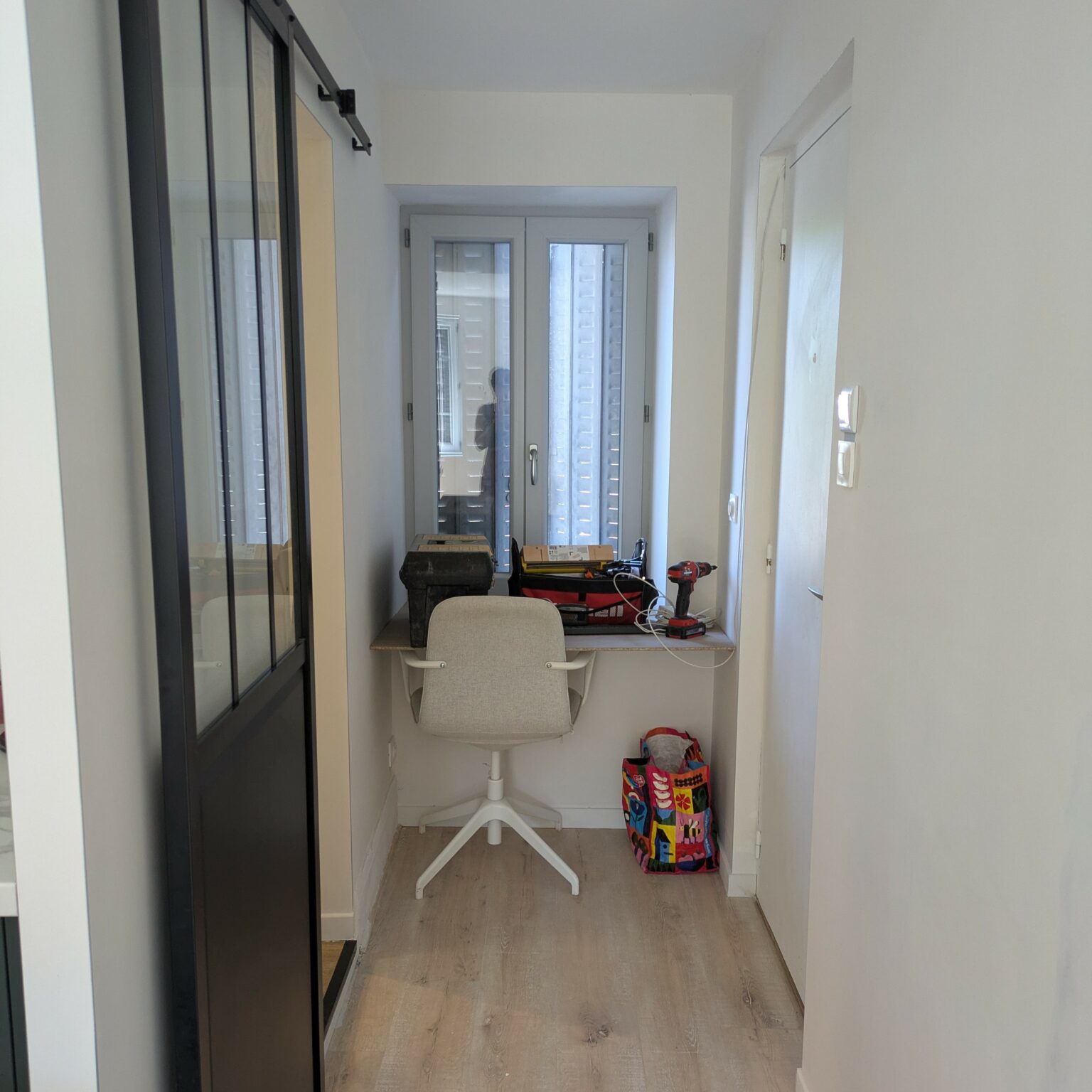 Avant aménagement bureau et entrée studio multifonction