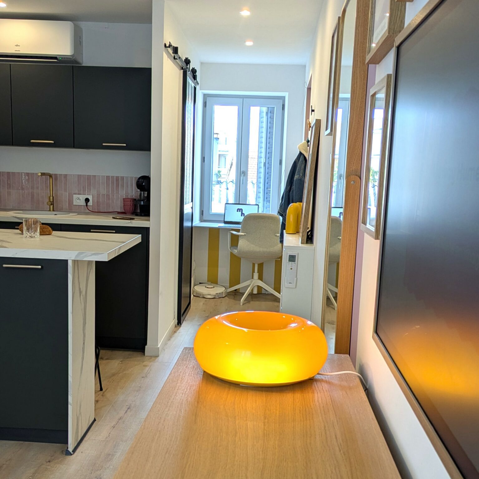 Couloir studio multifonction aménagé avec décoration colorée