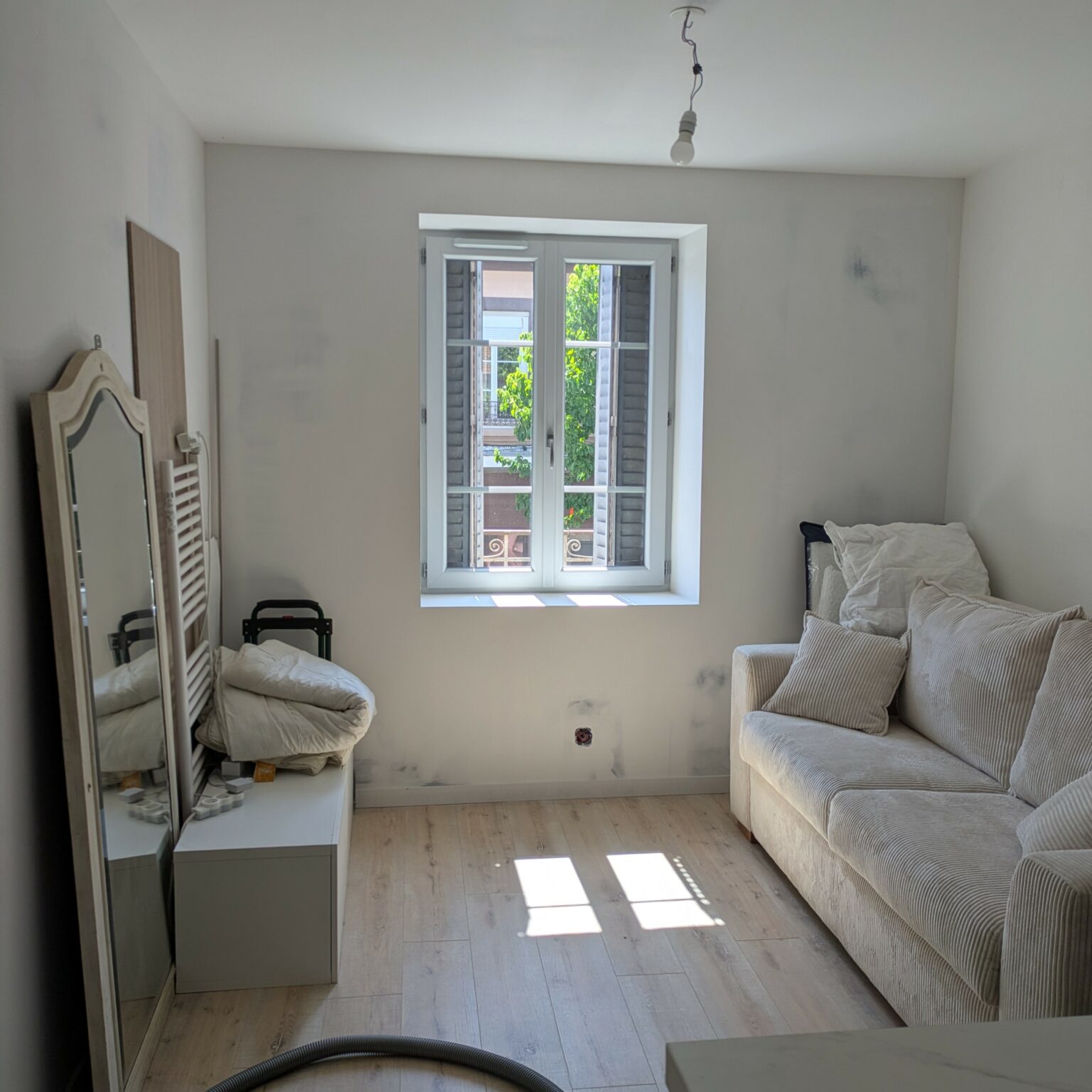 Avant rénovation studio petit espace lumineux