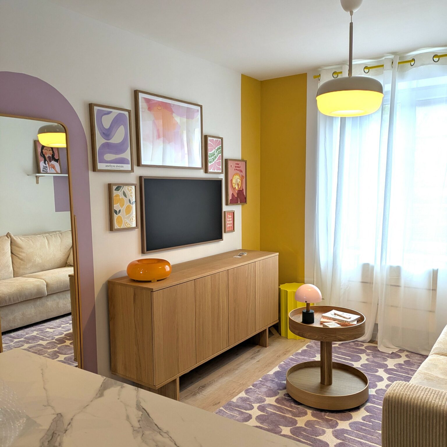 Vue après aménagement studio multifonction avec coin salon